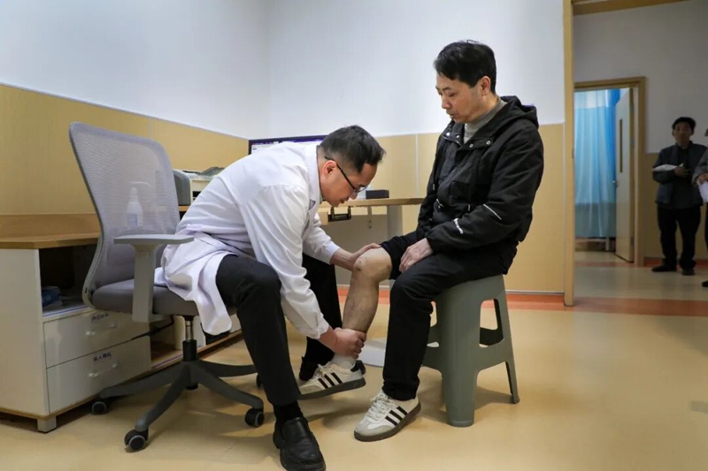 国际最新研究开发出神经假体系统助力瘫痪患者恢复手部运动和感觉(图1)
